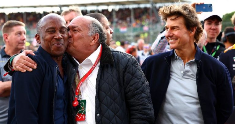 El papá de Checo Pérez festeja junto a Tom Cruise y el papá de Lewis