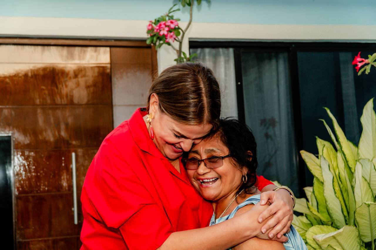 Entrega Cecilia Patrón mejoras en viviendas de personas mayores del oriente de Mérida.